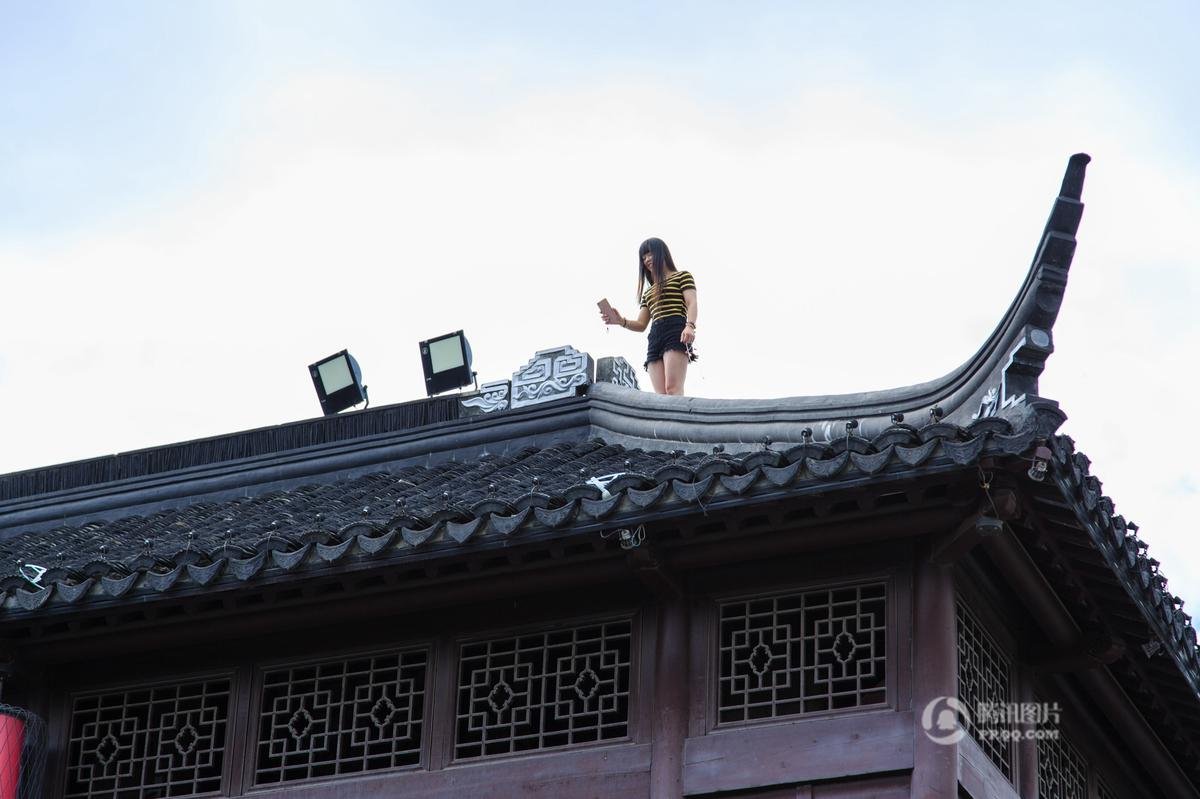 Mơ thấy nóc nhà bị sập hoặc hư hỏng