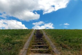 Nằm Mơ Thấy Trèo Thang Có Ý Nghĩa Gì? Điềm Báo Tốt Hay Xấu?