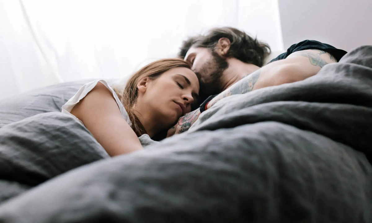 Con số may mắn khi mơ thấy ôm nhau