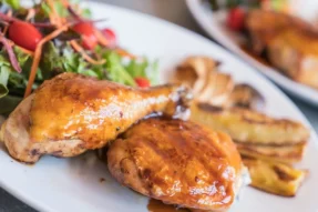 Mơ Thấy Ăn Thịt Gà Là Điềm Gì? Giải Mã Giấc Mơ Chi Tiết Nhất