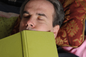 Ngủ mơ thấy quyển vở – Điềm báo về tri thức, sự ghi nhớ và kinh nghiệm sống