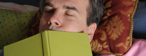 Ngủ mơ thấy quyển vở – Điềm báo về tri thức, sự ghi nhớ và kinh nghiệm sống