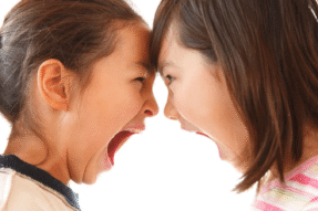 Mơ Thấy Hai Chị Em Gái Đánh Nhau: Dấu Hiệu Của Mâu Thuẫn Hay Hòa Hợp?