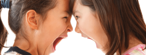 Mơ Thấy Hai Chị Em Gái Đánh Nhau: Dấu Hiệu Của Mâu Thuẫn Hay Hòa Hợp?