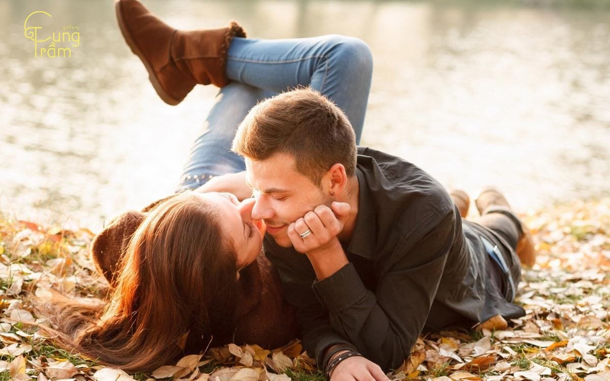 Mơ thấy người khác hôn nhau – Điềm báo về mối quan hệ xung quanh