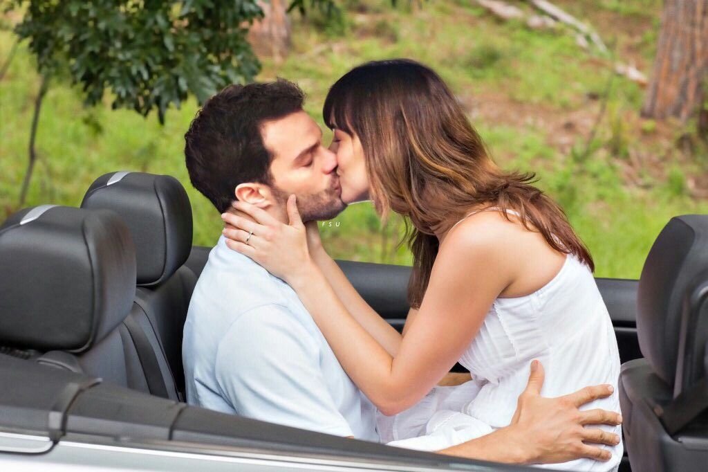 Giấc mơ về nụ hôn thường phản ánh mong muốn tình cảm, nhu cầu được yêu thương, thấu hiểu hoặc kết nối với ai đó