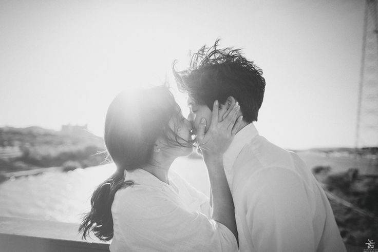 Nụ hôn trong mơ thường tượng trưng cho sự kết nối cảm xúc, tình yêu, sự hòa hợp hoặc mong muốn thấu hiểu.