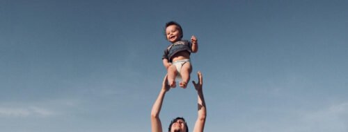 Nằm Mơ Thấy Bố Bế Con Trai Là Điềm Gì? May Mắn Hay Lo Âu?