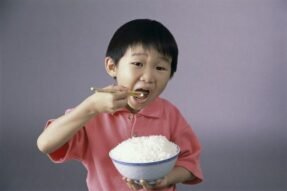 Mơ thấy ăn cơm tiết lộ điều gì về sức khỏe và gia đạo?