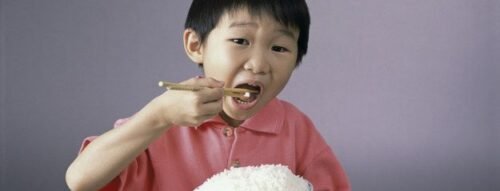 Mơ thấy ăn cơm tiết lộ điều gì về sức khỏe và gia đạo?