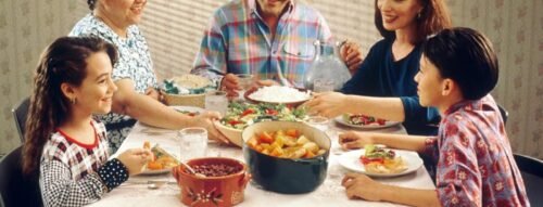 Mơ Thấy Ăn Cơm Cùng Người Lạ Là Điềm Gì? Giải Mã Giấc Mơ Chi Tiết Nhất