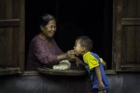 Mơ thấy bà báo hiệu điều gì? Khám phá giấc mơ liên quan đến gia đình, sức khỏe và những cơ hội bất ngờ