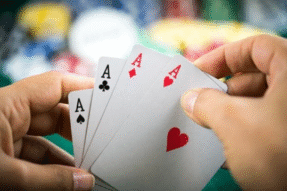 Mơ Thấy Bài Có Tứ Quý – Giấc Mơ Báo Hiệu Tài Lộc Và Cơ Hội Hiếm Có