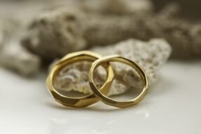 Mơ thấy bán nhẫn vàng là dấu hiệu hao tài hay cơ hội mới?