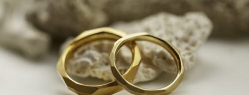 Mơ thấy bán nhẫn vàng là dấu hiệu hao tài hay cơ hội mới?