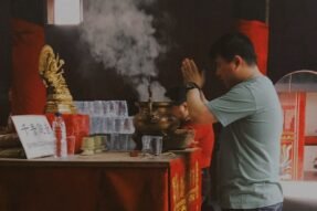 Mơ thấy bàn thờ nghi ngút có phải điềm báo tổ tiên gửi gắm?