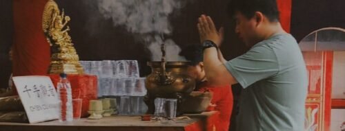 Mơ thấy bàn thờ nghi ngút có phải điềm báo tổ tiên gửi gắm?