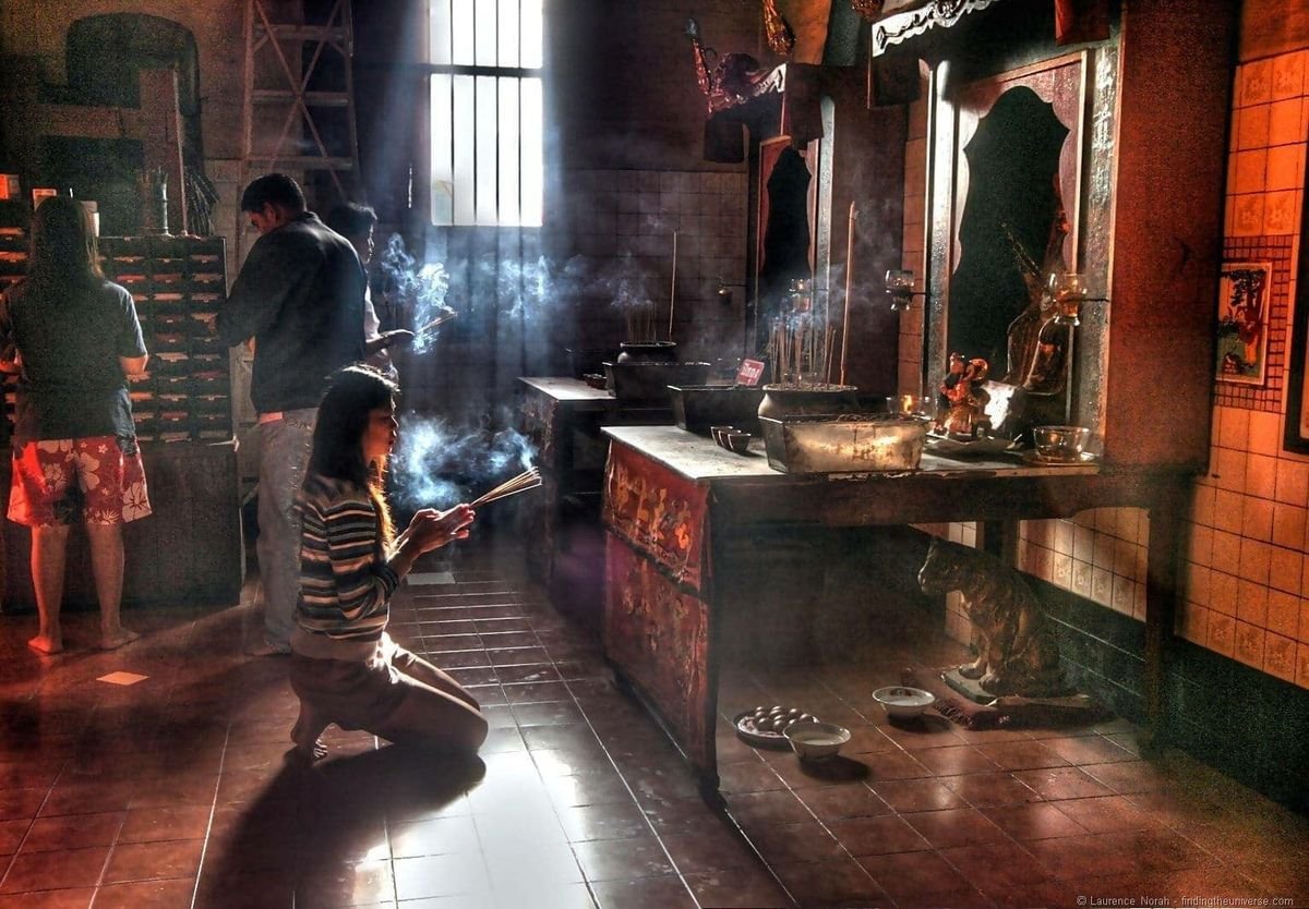 Việc bàn thờ nghi ngút khói mang theo nhiều tầng ý nghĩa