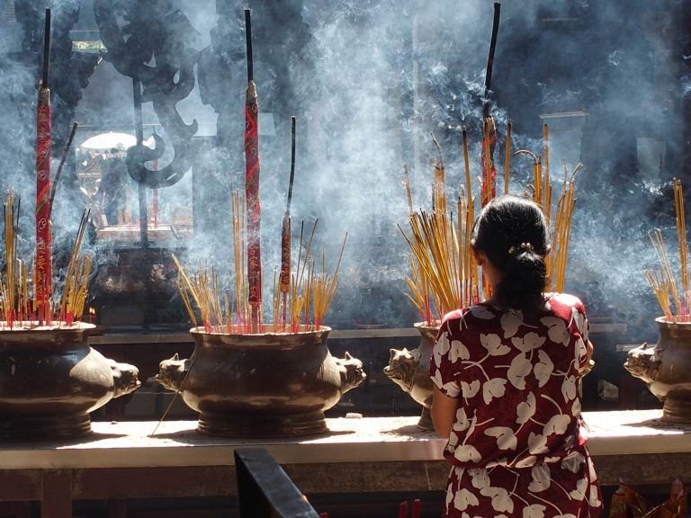 Nên làm gì khi mơ thấy bàn thờ nghi ngút?