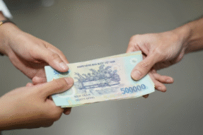 Mơ Thấy Cho Tiền Người Khác – Điềm Báo Và Con Số May Mắn Trong Lô Đề