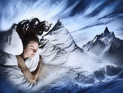 Hình minh họa giấc mơ với khung cảnh huyền ảo, nhân vật chính đang ngủ và hình ảnh “con đị” mờ ảo xuất hiện.