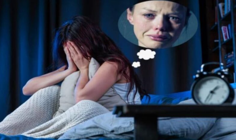 Hình ảnh người mẹ bật khóc trong mơ khi nhìn thấy con gái nằm yên giấc – thể hiện cảm xúc đau lòng và lo lắng.