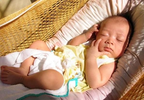 Hình ảnh ánh sáng bình minh chiếu rọi vào khuôn mặt bé gái – tượng trưng cho sự hồi sinh và niềm tin mới sau giấc mơ.