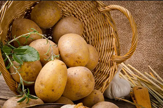 Ảnh chụp cận cảnh một rổ củ khoai tươi, màu nâu đất.