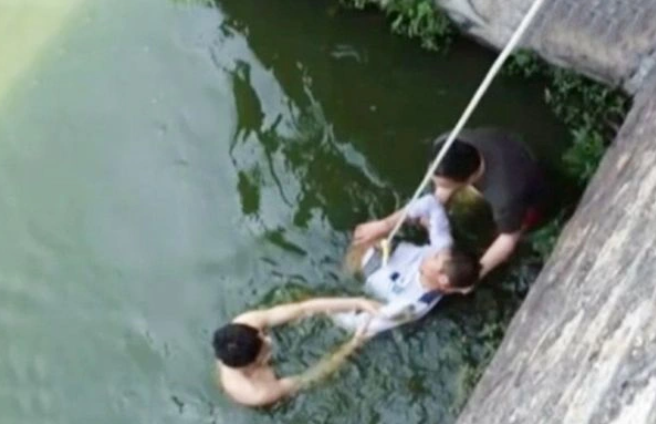 Khoảnh khắc tượng trưng cho sự sống sót và lòng tốt trong giấc mơ thấy cứu đàn ông khỏi chết đuối.