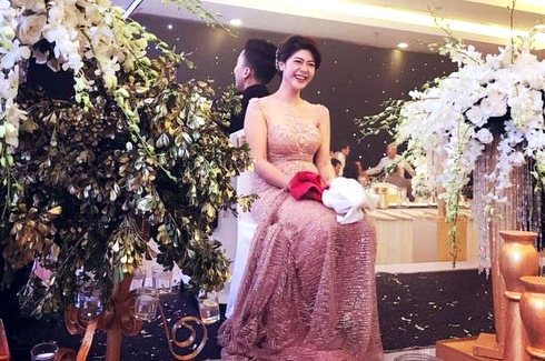 Ảnh cô gái cười hạnh phúc giữa khung cảnh tiệc cưới lộng lẫy.