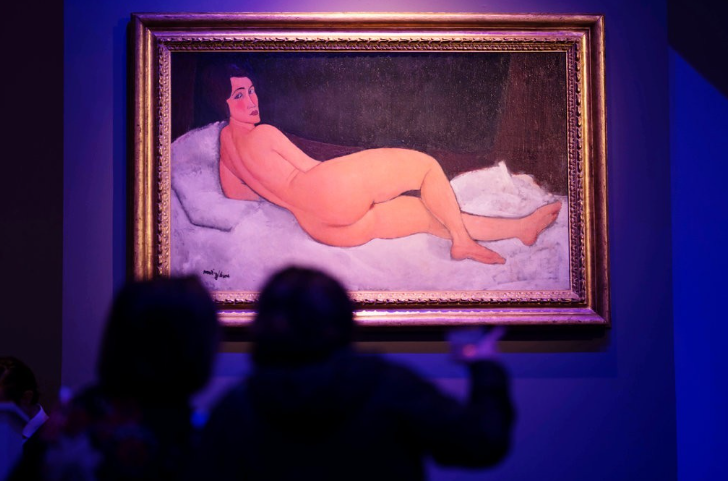 Một bức tranh minh họa người phụ nữ khỏa thân ẩn hiện trong làn sương mờ – thể hiện sự bí ẩn và khơi gợi tò mò.