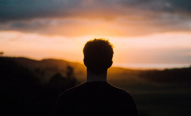 Một người đàn ông đứng giữa không gian mờ ảo, phía xa là bóng dáng người phụ nữ trần trụi quay lưng – biểu tượng cho cơ hội sắp vụt mất.