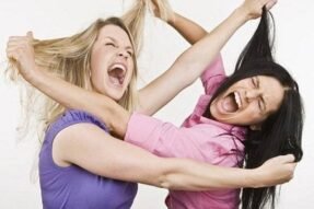 Mơ thấy đánh ghen – Điềm báo về tình yêu, sự phản bội hay những thay đổi trong mối quan hệ?