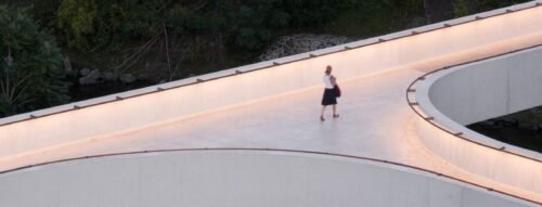 Giải mã giấc mơ thấy đi bộ trên cầu: Dấu hiệu vượt qua khó khăn và chạm đến thành công