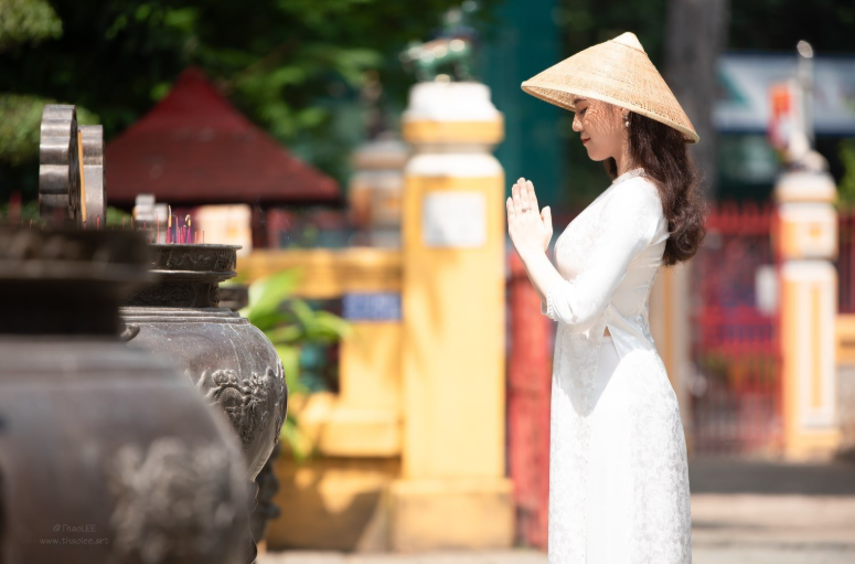 Ảnh người mặc áo dài trắng đi lễ chùa, khung cảnh thanh tịnh và yên bình