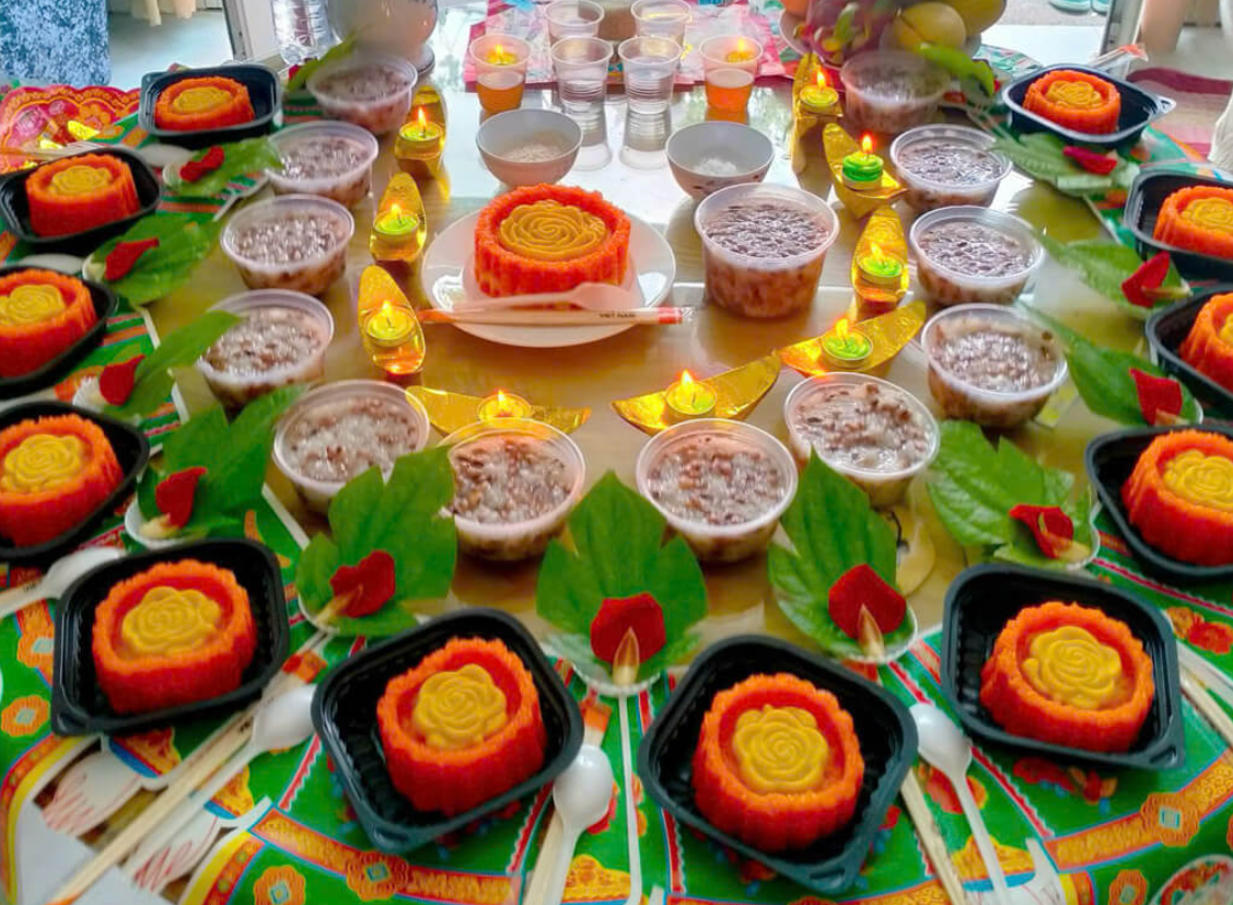 Bức ảnh bàn lễ đầy hoa quả, nhang đèn rực rỡ – biểu tượng cho tài lộc và may mắn
