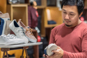 Mơ Thấy Đi Mua Giày – Giải Mã Giấc Mơ Mang Đến Tài Lộc Và Con Số May Mắn