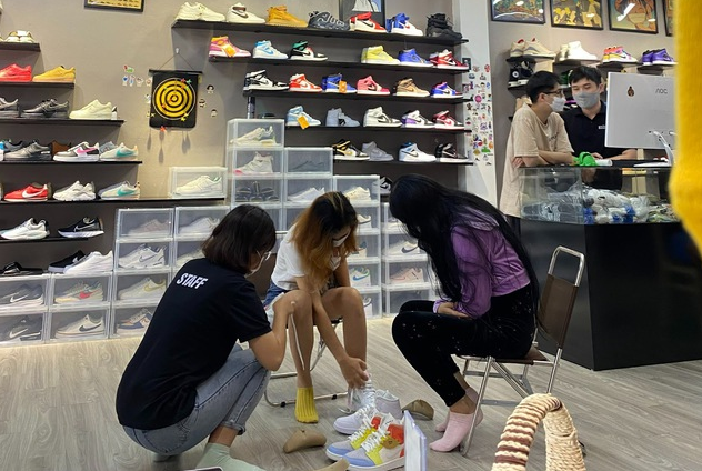 Hình ảnh tượng trưng cho sự phân vân và suy nghĩ trong hành trình cuộc sống.