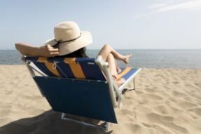 Mơ thấy đi tắm biển – Giấc mơ mát lành giữa sóng nước ẩn chứa thông điệp