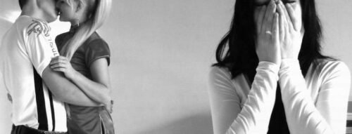 Giải mã giấc mơ thấy đi xa ngoại tình và những điềm báo tiềm ẩn