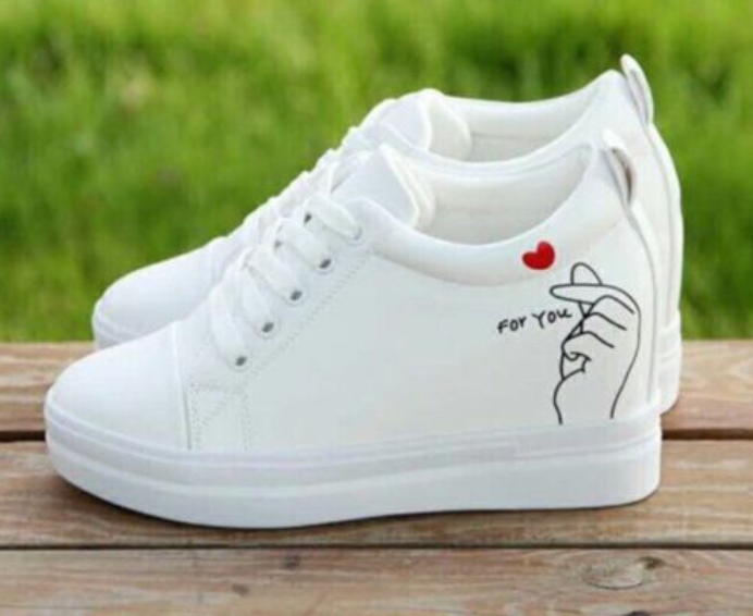 Hình một đôi giày ba ta trắng đặt trên nền gỗ, ánh sáng nhẹ tạo cảm giác mộc mạc và gần gũi