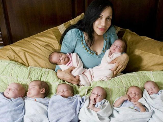 Nhiều em bé nằm cạnh nhau, tạo cảm giác ấm áp và hạnh phúc.