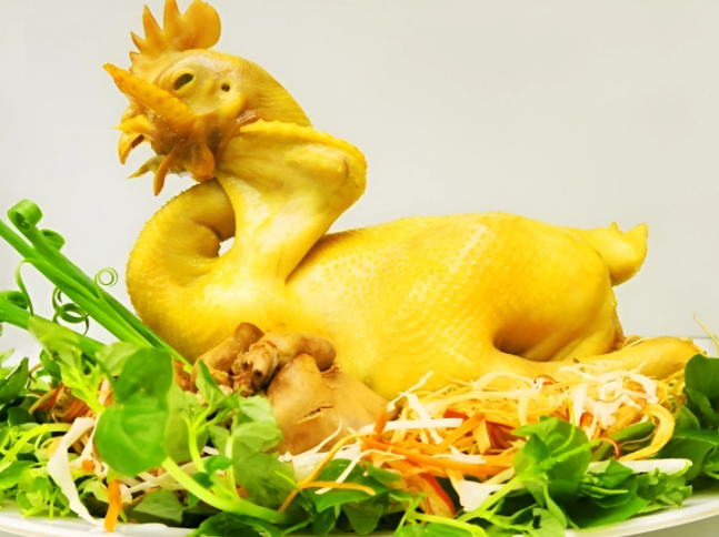 Đĩa gà luộc vàng óng đặt trên bàn cỗ ngày Tết, thể hiện sự sung túc và viên mãn.