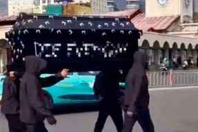 Mơ Thấy Hai Người Khiêng Quan Tài Là Điềm Gì? Giải Mã Chi Tiết Và Con Số Liên Quan