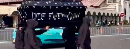 Mơ Thấy Hai Người Khiêng Quan Tài Là Điềm Gì? Giải Mã Chi Tiết Và Con Số Liên Quan