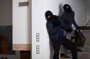 Mơ thấy hai thằng ăn cắp: Giải mã hiện tượng tâm linh, vận hạn và thông điệp tiềm ẩn