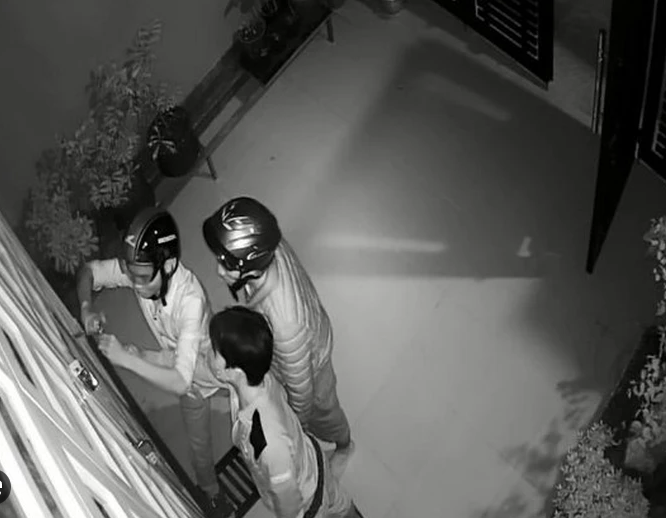 Hình ảnh tượng trưng cho giấc mơ thấy kẻ trộm cạy cửa – gợi sự cảnh giác và lo lắng.