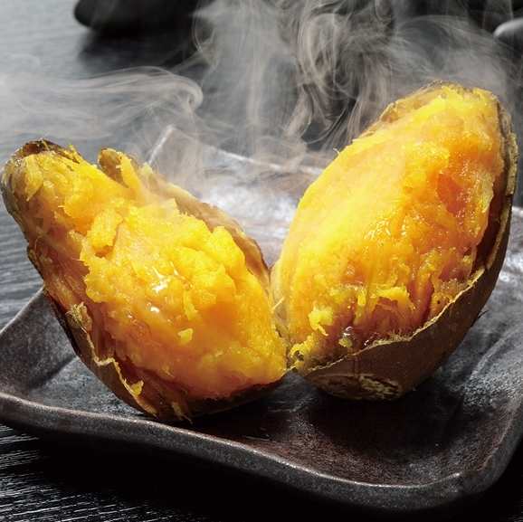 Một củ khoai lang nướng tỏa hương thơm, bốc khói nghi ngút trong trời đông, tượng trưng cho sự ấm áp và đoàn viên.