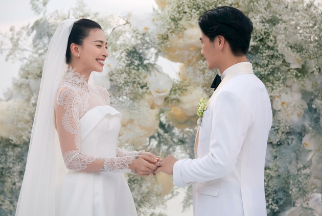 Kết thúc giấc mơ thấy mặc váy cưới là hình ảnh hạnh phúc trọn vẹn, tượng trưng cho khởi đầu may mắn.