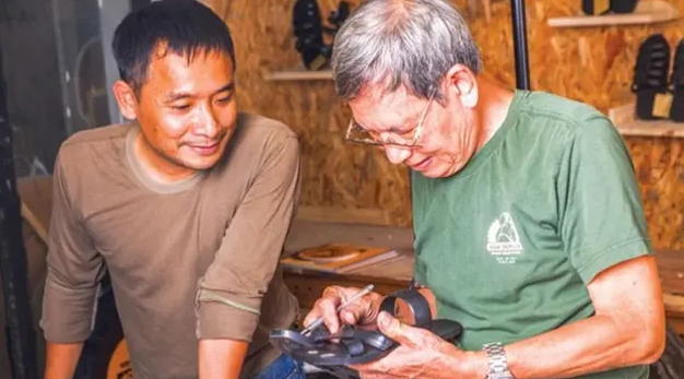 Một người vui mừng khi nhặt lại đôi dép của mình, tượng trưng cho việc tìm thấy cơ hội mới.